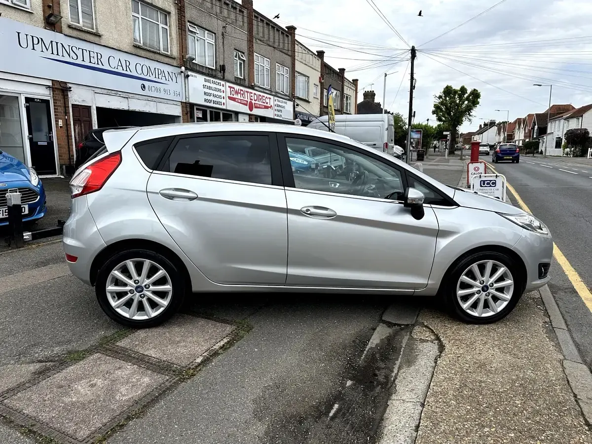 Used Ford Fiesta Titanium 100 HP (73 kW) 2016 Silver Hatchback
