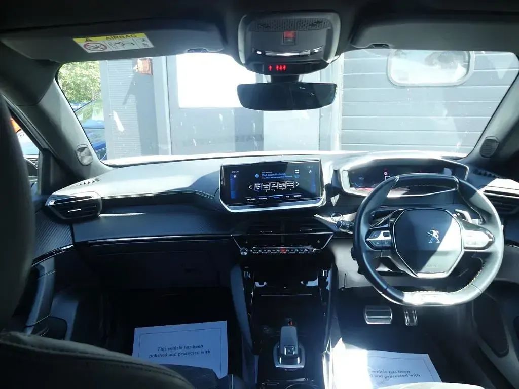 Used Peugeot 2008 Premium 129 HP (94 kW) 2021 White SUV