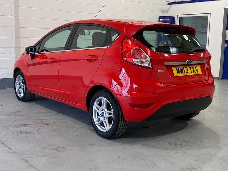 Used Ford Fiesta Zetec 100 HP (73 kW) 2013 Red Hatchback