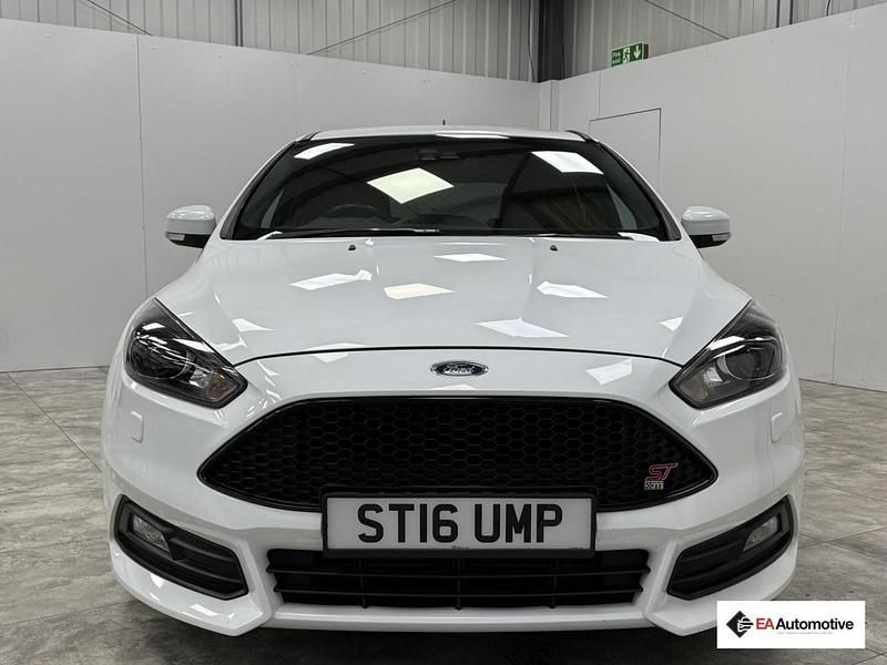 Used Ford Focus ST 250 HP (183 kW) 2016 White Hatchback