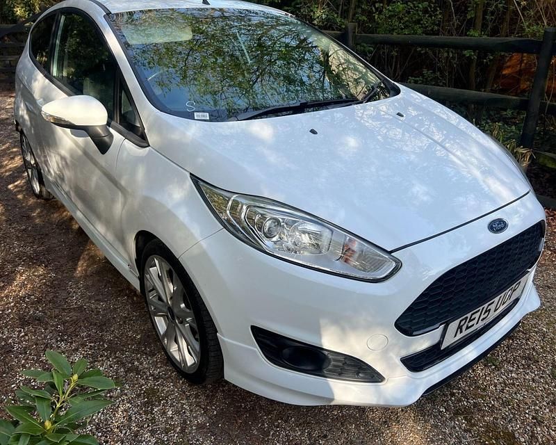 Used Ford Fiesta Zetec 125 HP (91 kW) 2015 White Hatchback