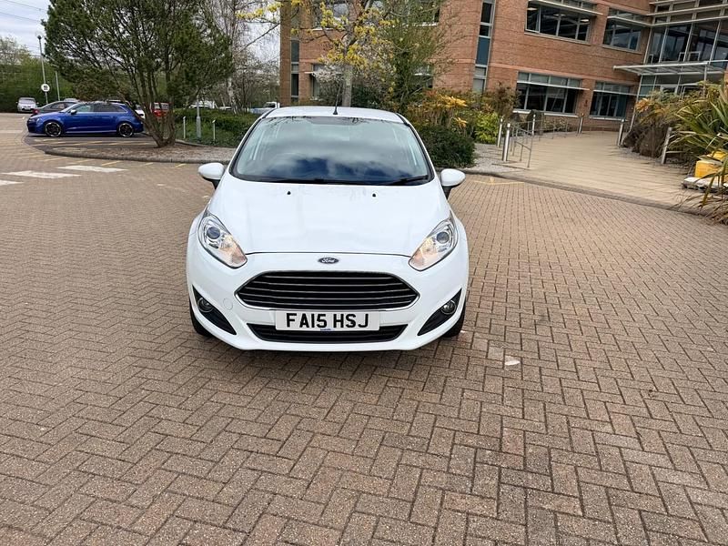 Used Ford Fiesta Zetec 100 HP (73 kW) 2015 White Hatchback