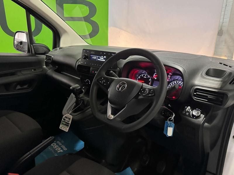 Used Vauxhall Combo 100 HP (73 kW) 2022 White MPV