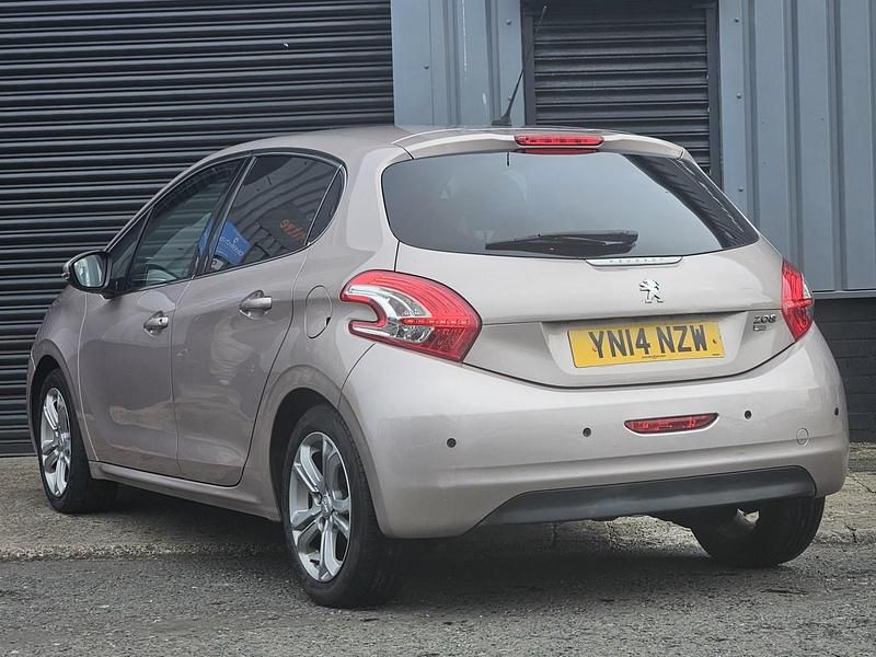 Used Peugeot 208 Allure 92 HP (67 kW) 2014 Pink Hatchback