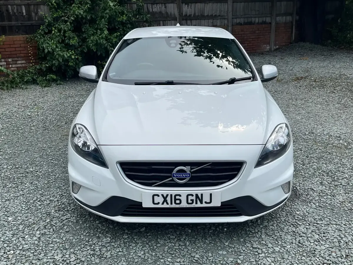 Used Volvo V40 R-Design 120 HP (88 kW) 2016 White Hatchback