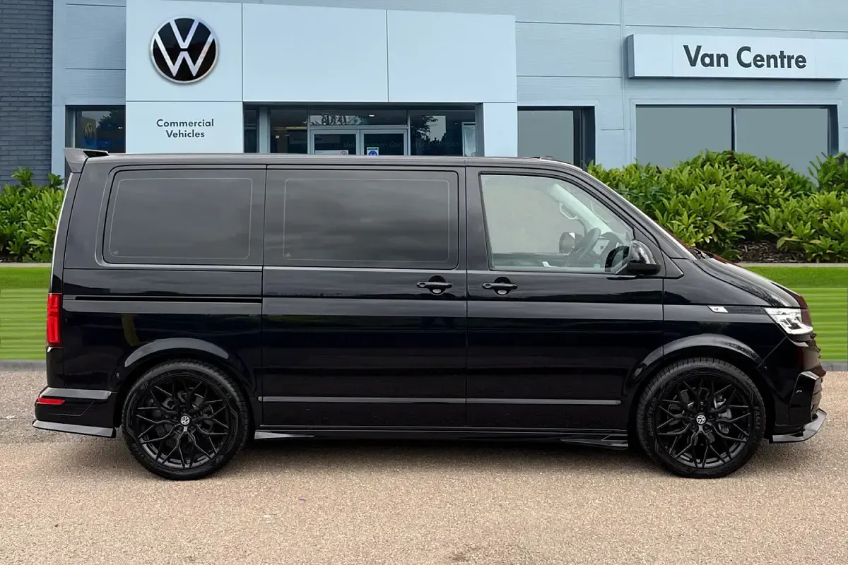 Begagnad VW Transporter Sportline 204 HK (150 kW) 2023 Svart Van