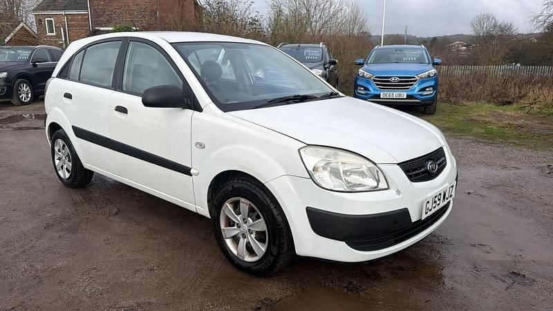 Used Kia Rio 95 HP (69 kW) 2009 White Hatchback