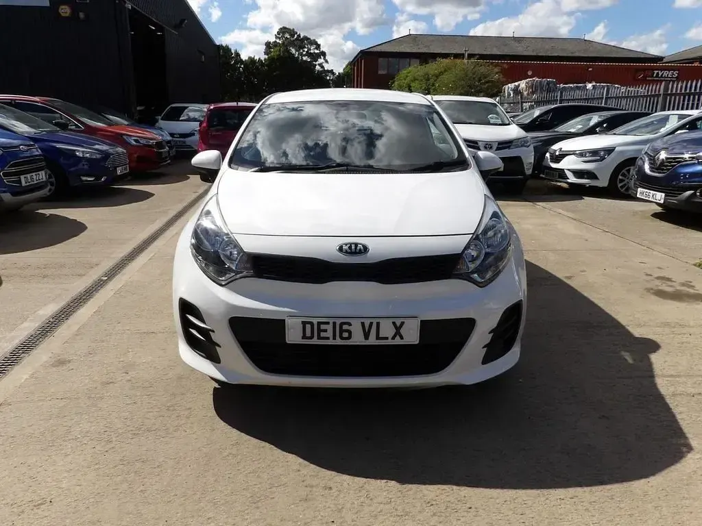 Used Kia Rio 84 HP (61 kW) 2016 White Hatchback