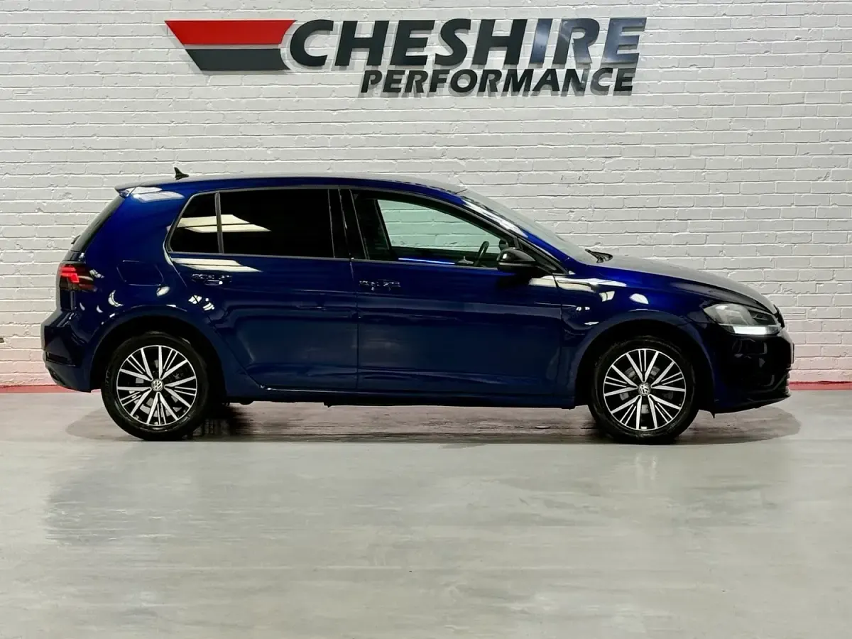 Used VW Golf VII SE 108 HP (79 kW) 2018 Blue Hatchback