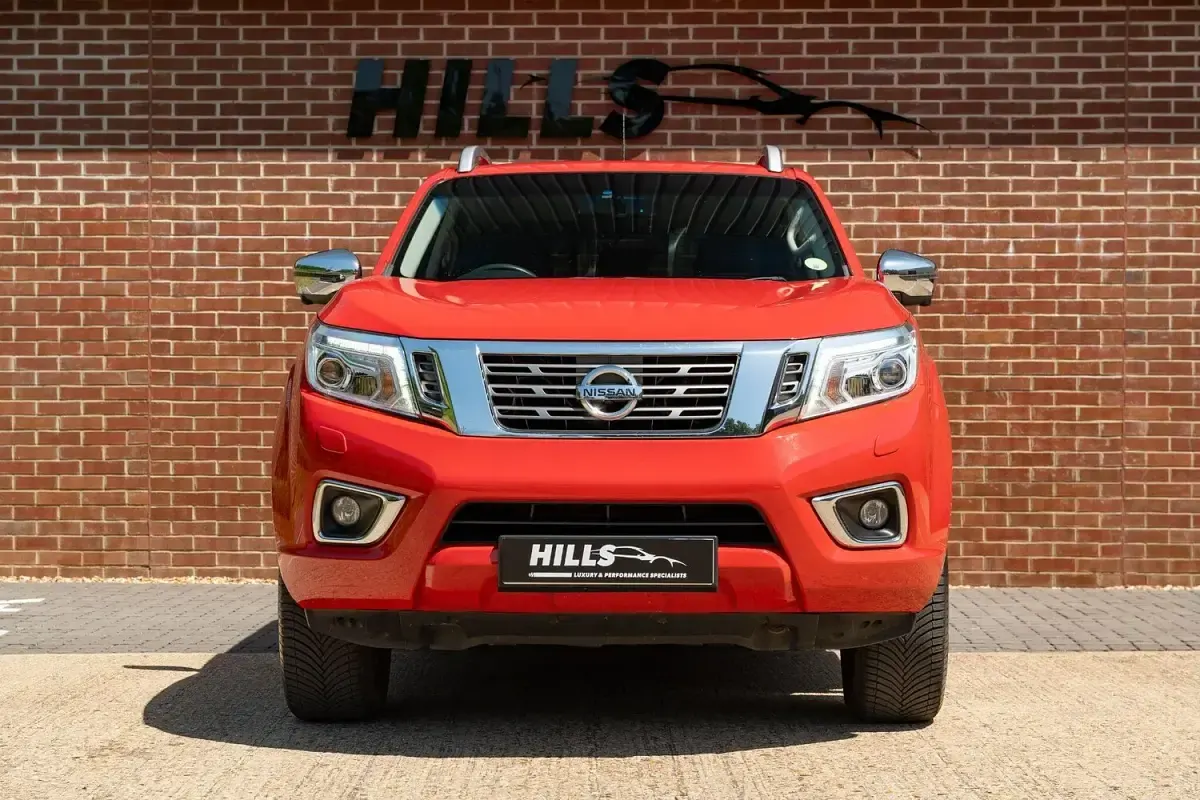 Used Nissan Navara Tekna 190 HP (139 kW) 2017 Red Pickup