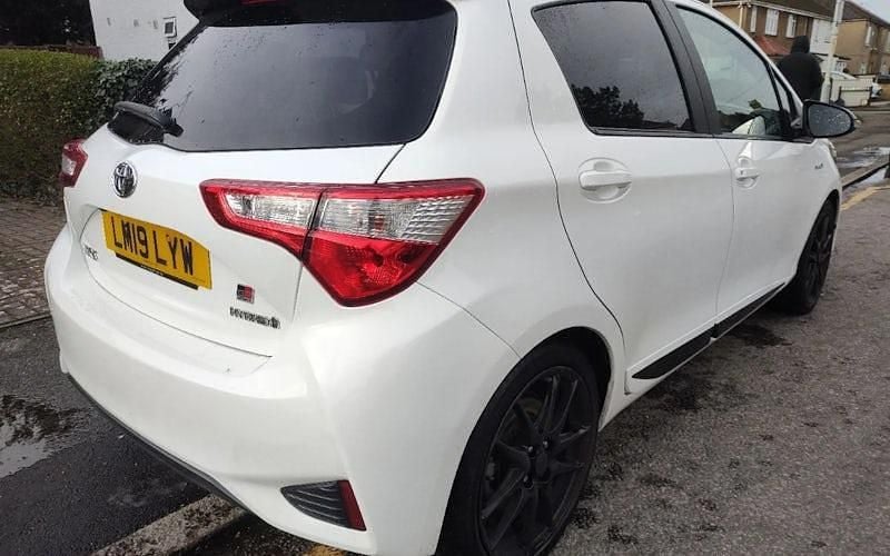 Used Toyota Yaris Hybrid Sport 101 HP (74 kW) 2019 White Hatchback
