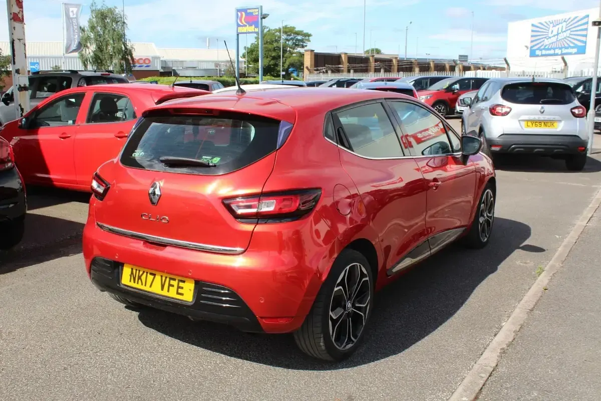 Used Renault Clio Dynamique 110 HP (80 kW) 2017 Red Hatchback