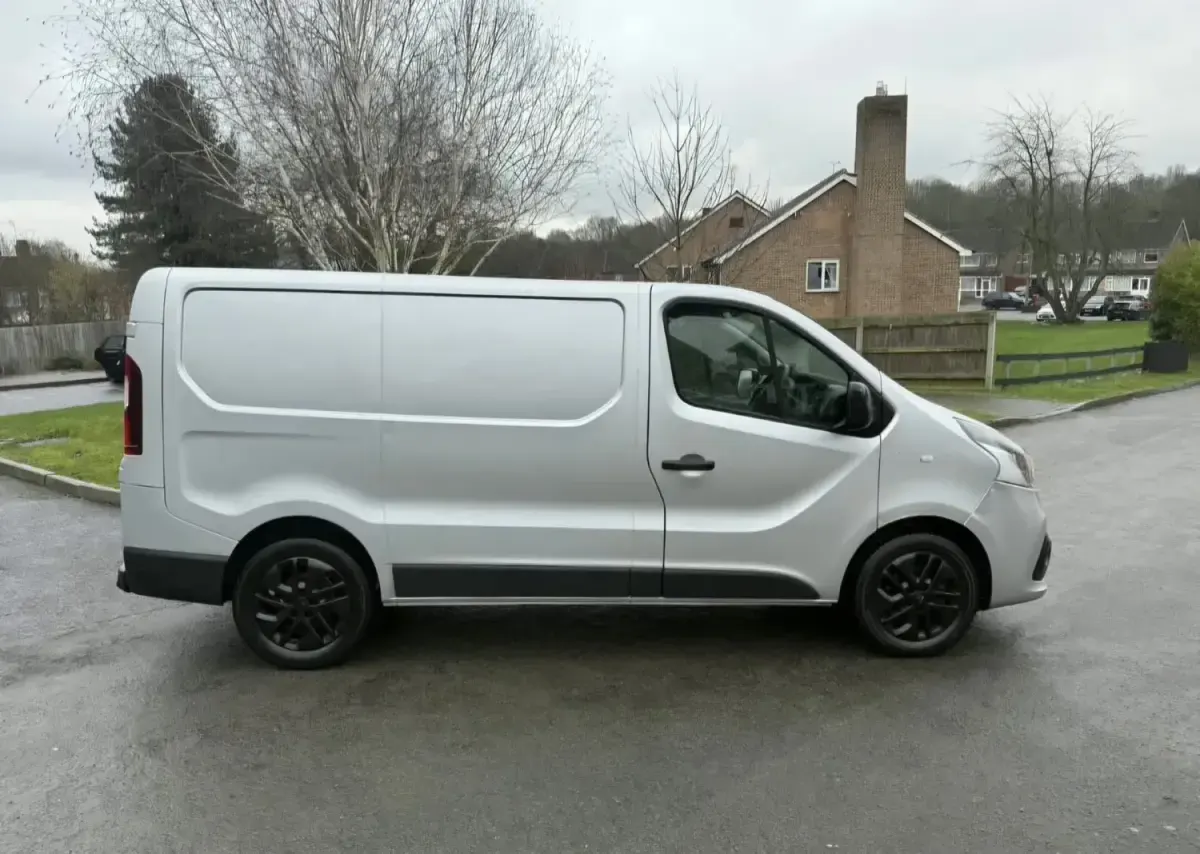 Usado Renault Trafic 115 HP (84 kW) 2016 Prateado Monovolume