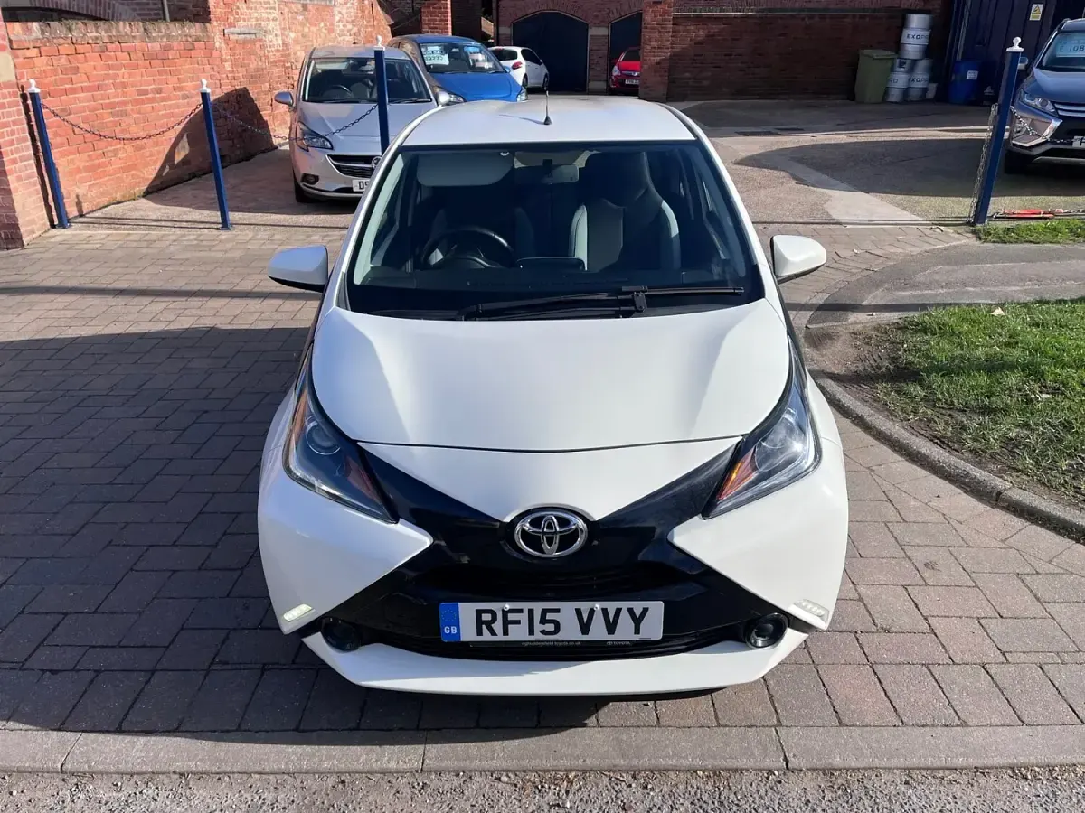 Usado Toyota Aygo X-play 69 HP (50 kW) 2015 Branco Citadino