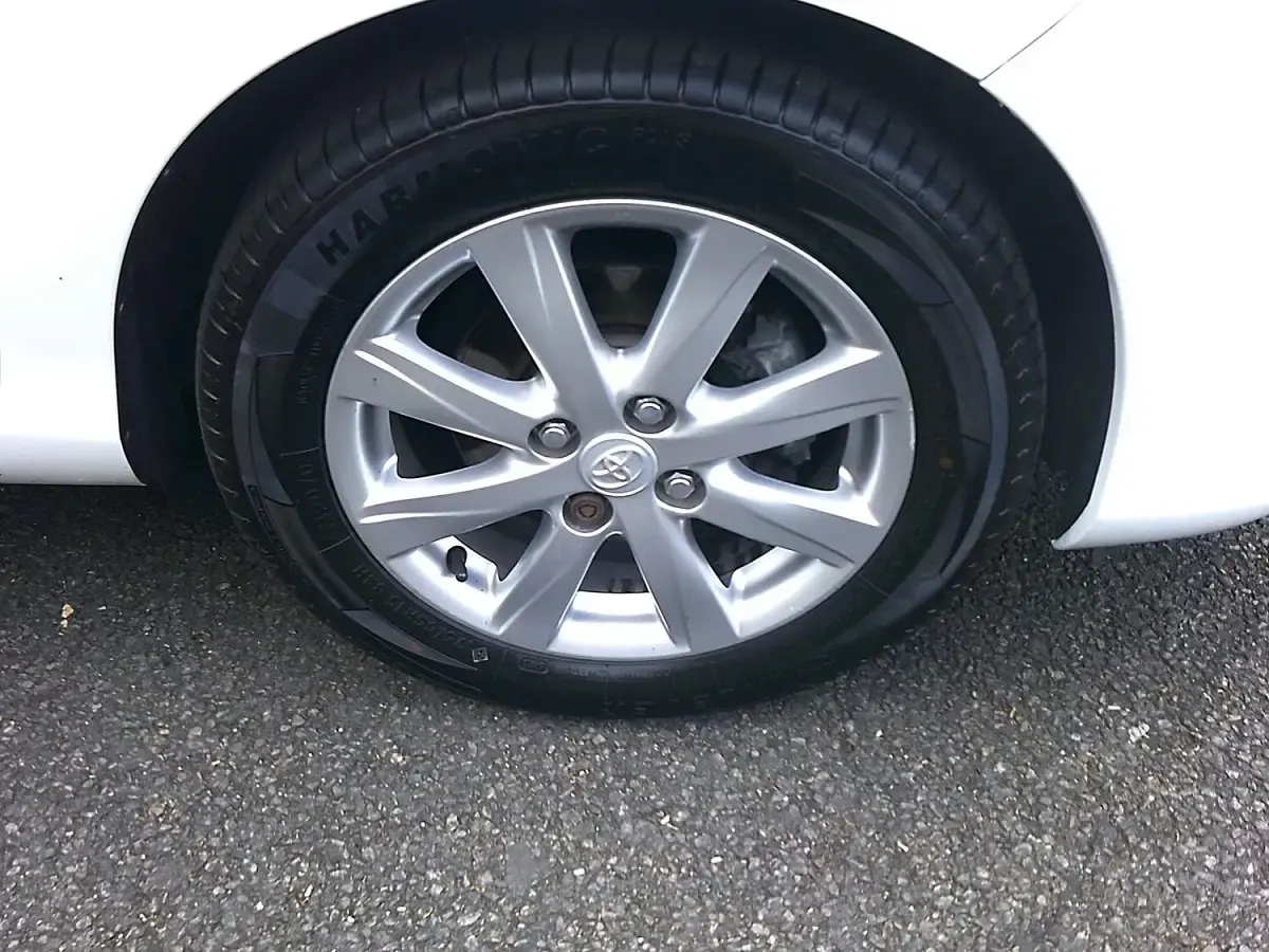 Used Toyota Yaris 69 HP (50 kW) 2013 White Hatchback