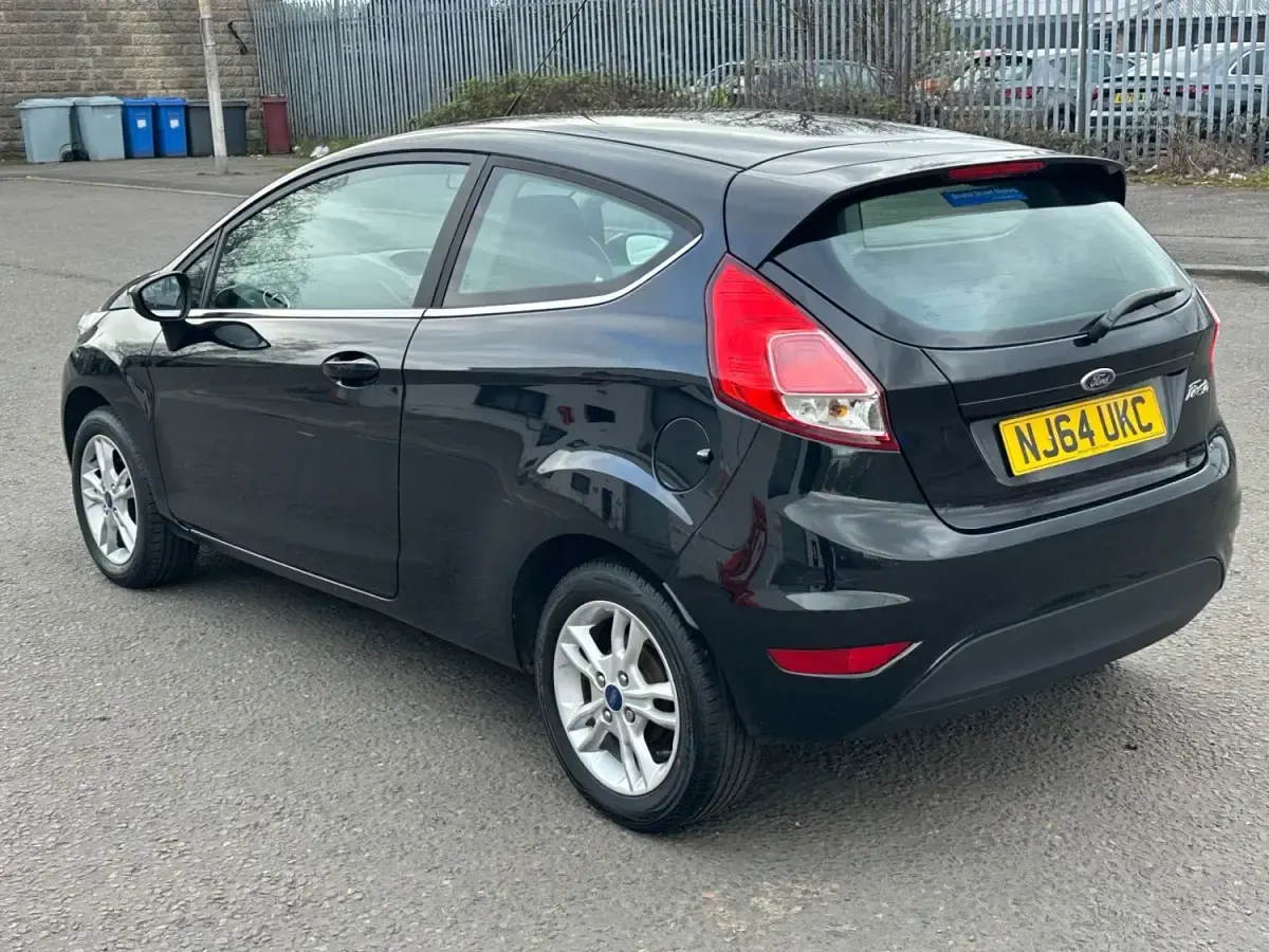 Usado Ford Fiesta Zetec 82 CV (60 kW) 2014 Negro Utilitario