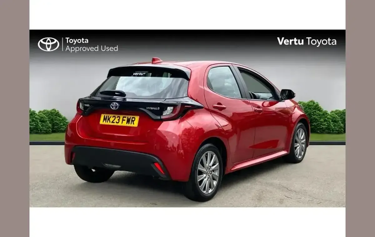 Used Toyota Yaris Hybrid 113 HP (83 kW) 2023 Red Hatchback