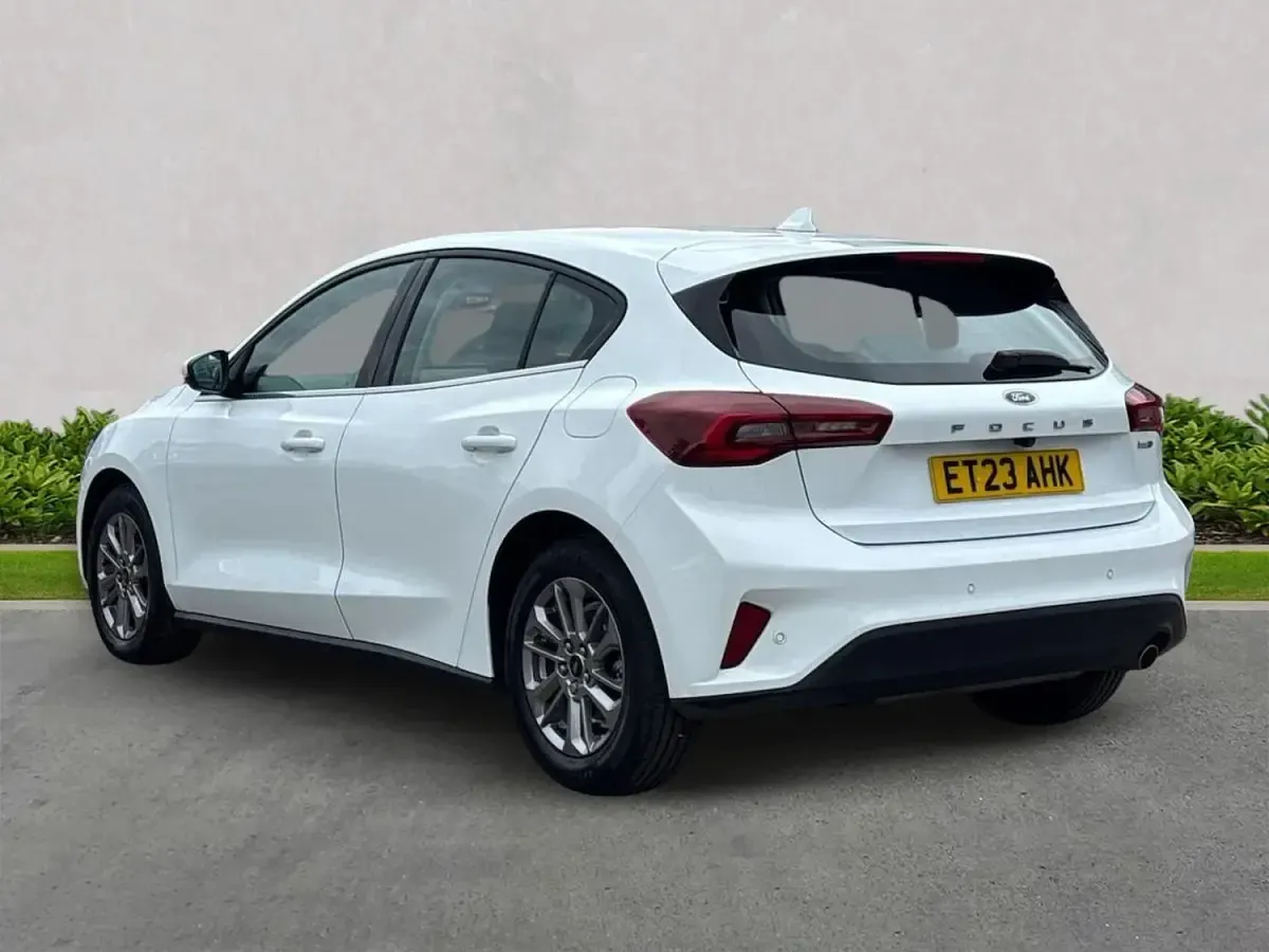 Begagnad Ford Focus Titanium 2023 Vit Halvkombi