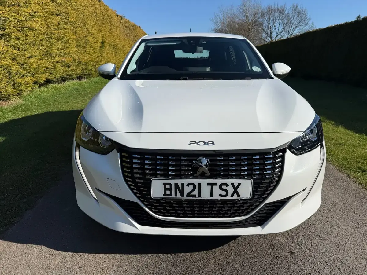 Used Peugeot 208 Active Premium 75 HP (55 kW) 2021 White Hatchback