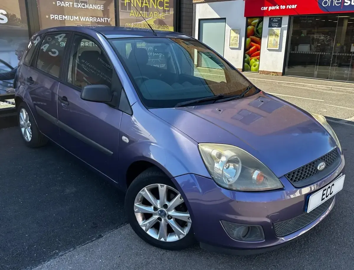 Begagnad Ford Fiesta Zetec 75 HK (55 kW) 2006 Lila Halvkombi