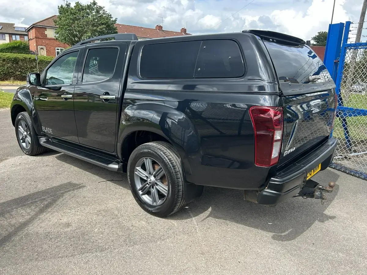 Used Isuzu D-Max 164 HP (120 kW) 2018 Black Pickup