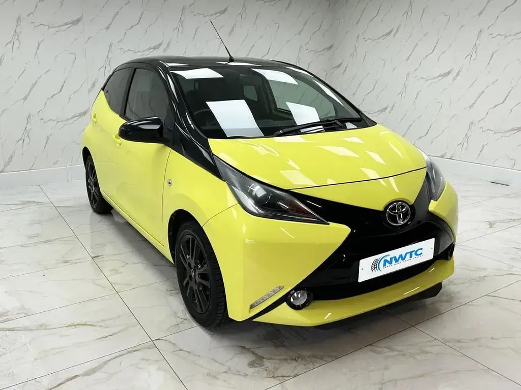 Begagnad Toyota Aygo X-cite 68 HK (50 kW) 2017 Gul Halvkombi