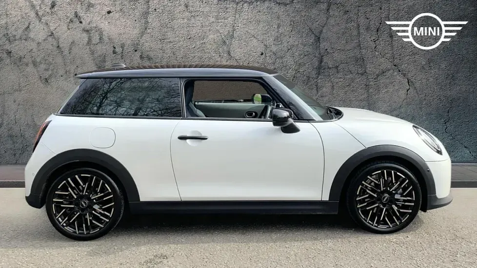 Used Mini Cooper Hatch 113 kW (154 HP) 2025 White Hatchback