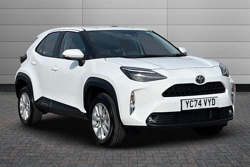 Pure white Used 2025 Toyota Yaris Cross SUV | £23,550 (Expensive) - Image 1/4