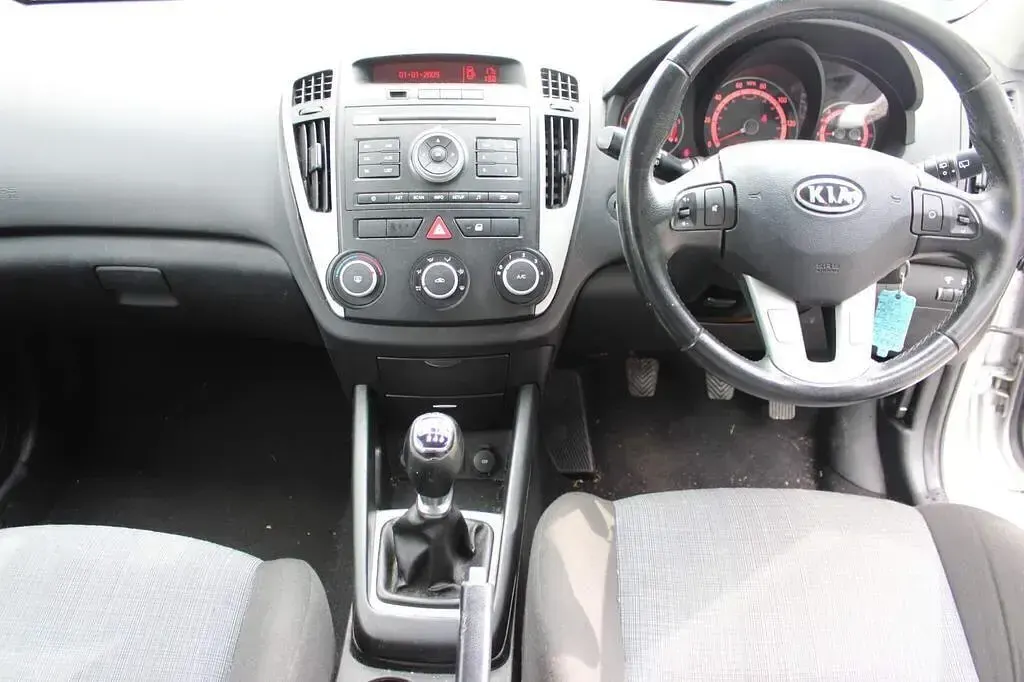 Used Kia Ceed 2010 Silver Hatchback