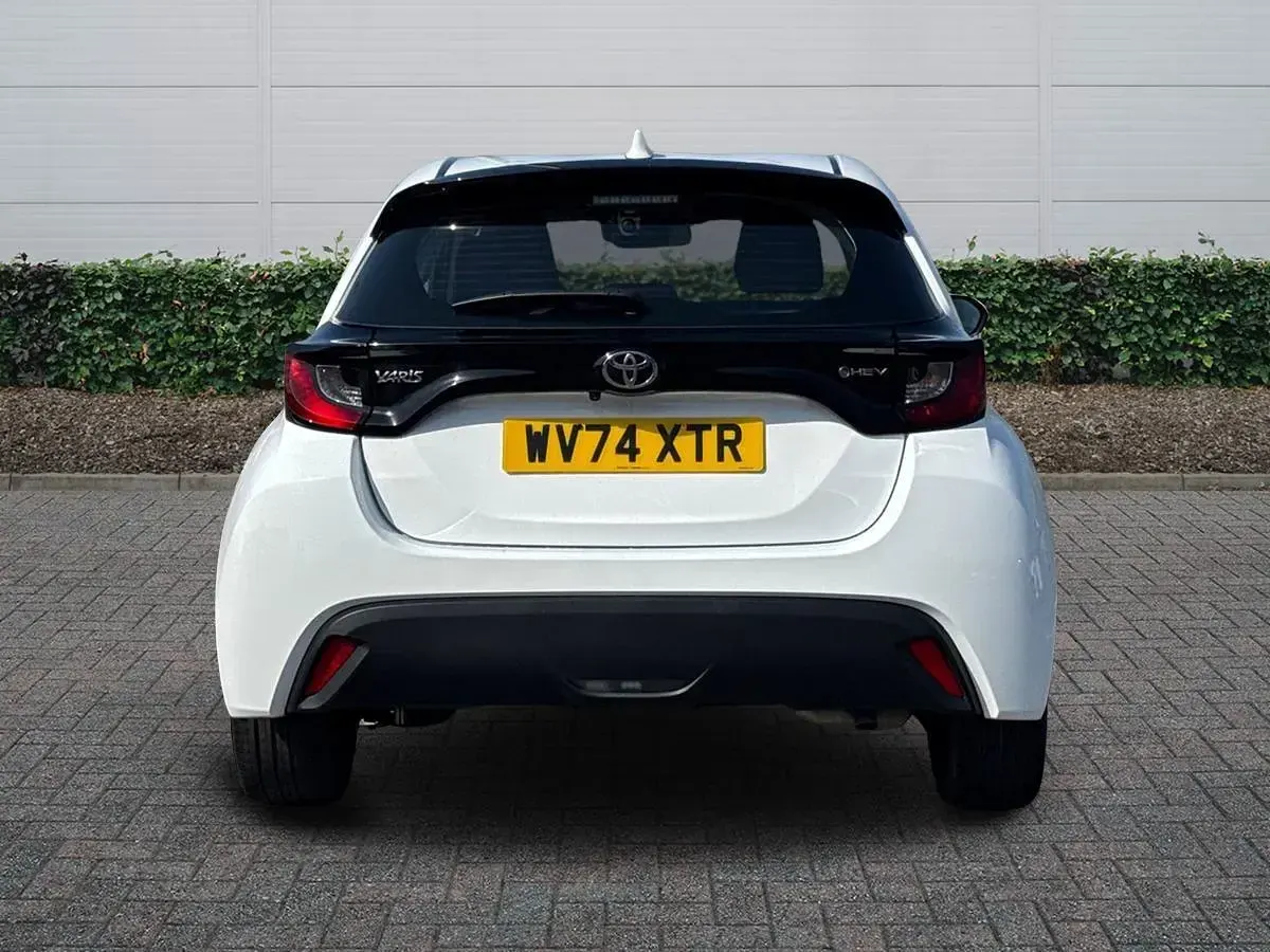Used Toyota Yaris 116 HP (85 kW) 2024 White Hatchback