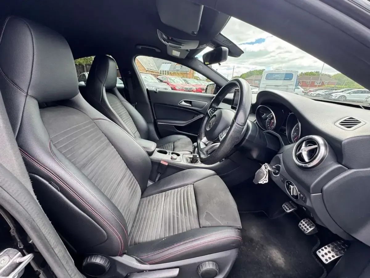 Usado Mercedes CLA180 AMG line 122 HP (89 kW) 2018 Preto Sedan