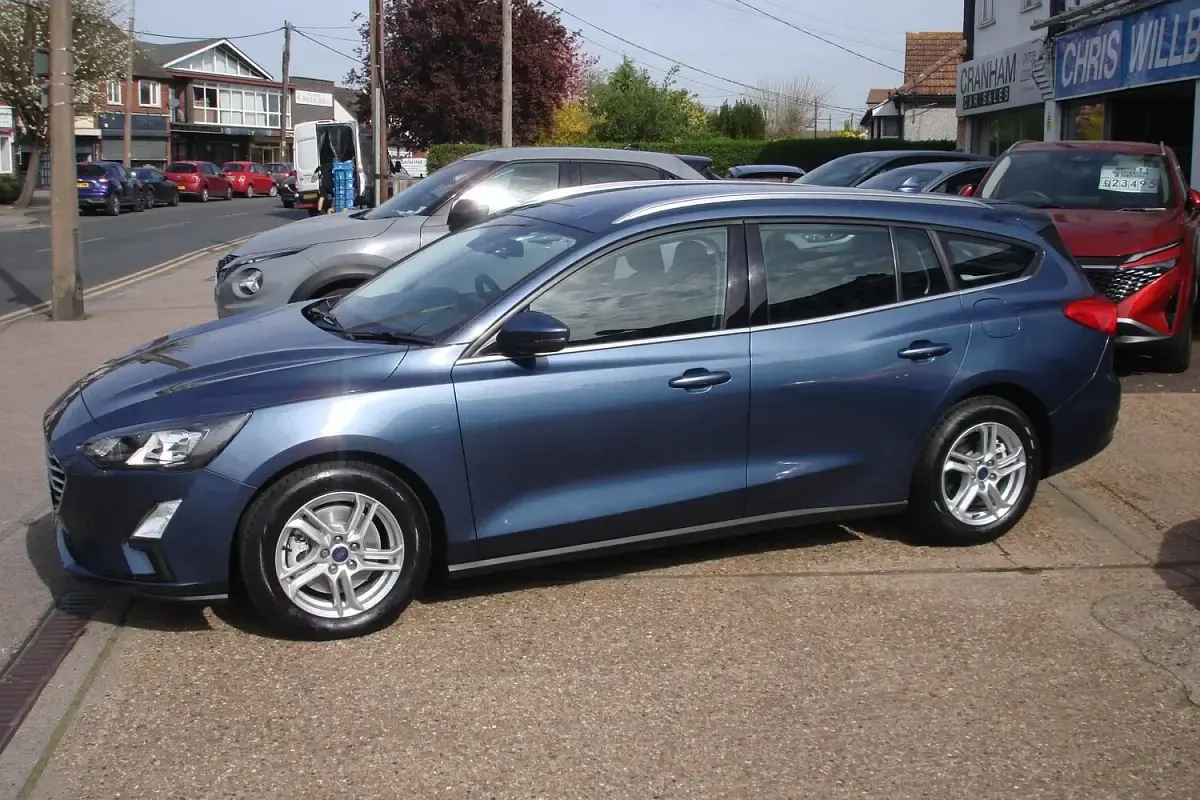 Used Ford Focus Zetec 125 HP (91 kW) 2022 Chrome blue metallic Estate