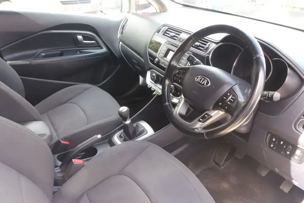 Used Kia Rio 84 HP (61 kW) 2017 White Hatchback