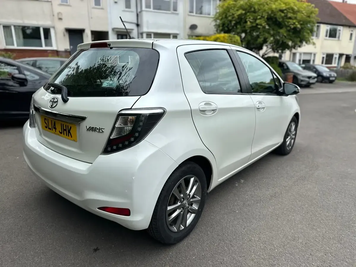 Used Toyota Yaris 99 HP (72 kW) 2014 White Hatchback
