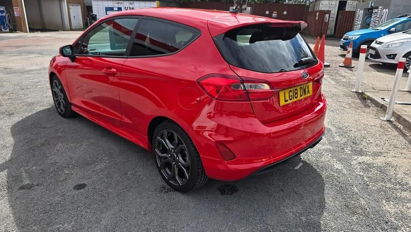 Usado Ford Fiesta ST-Line 140 HP (102 kW) 2018 Vermelho Citadino