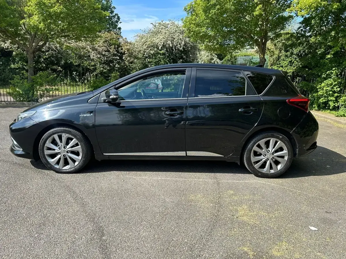 Używany Toyota Auris Hybrid 2018 Czarny Hatchback