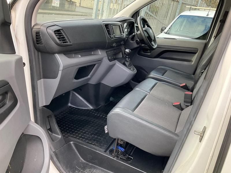 Used Citroën Dispatch 100 HP (73 kW) 2019 White MPV