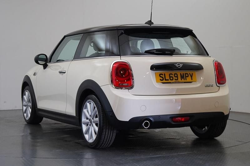 Usado Mini Cooper Classic 134 HP (98 kW) 2019 Branco Citadino