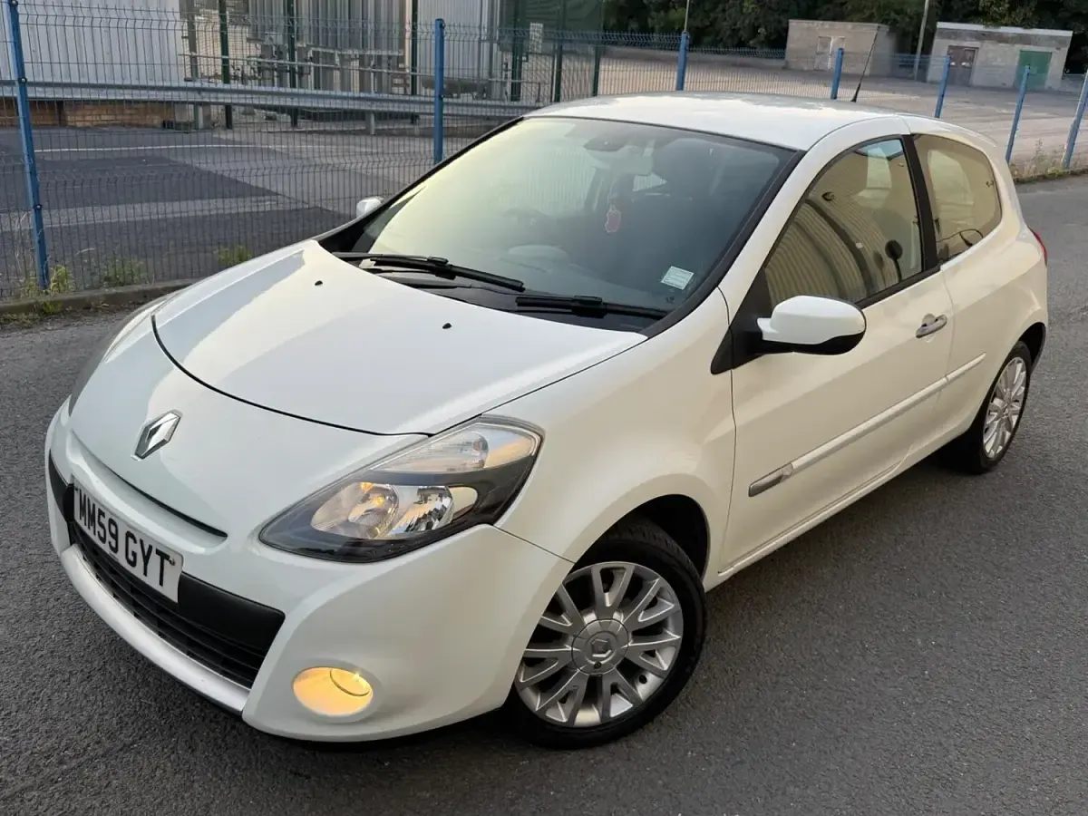 Used Renault Clio Dynamique 2010 White Hatchback