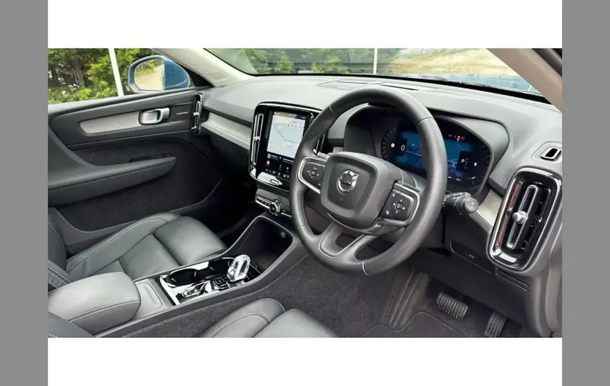 Usado Volvo XC40 Ultra 163 HP (119 kW) 2025 Azul SUV