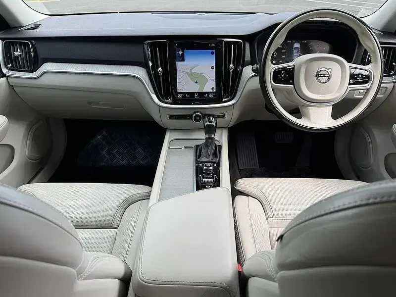 Used Volvo V60 Inscription 190 HP (139 kW) 2019 Blue Estate