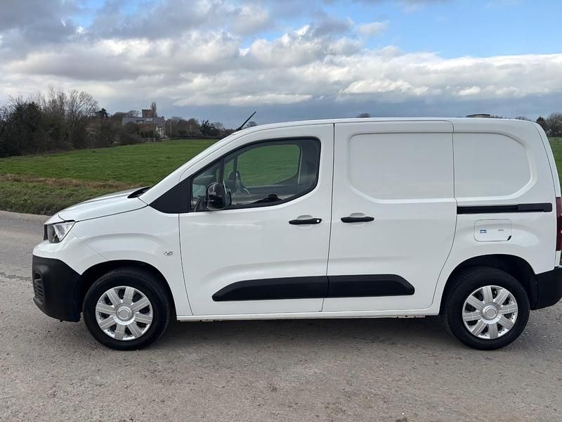 Used Peugeot Partner 100 HP (73 kW) 2022 White MPV