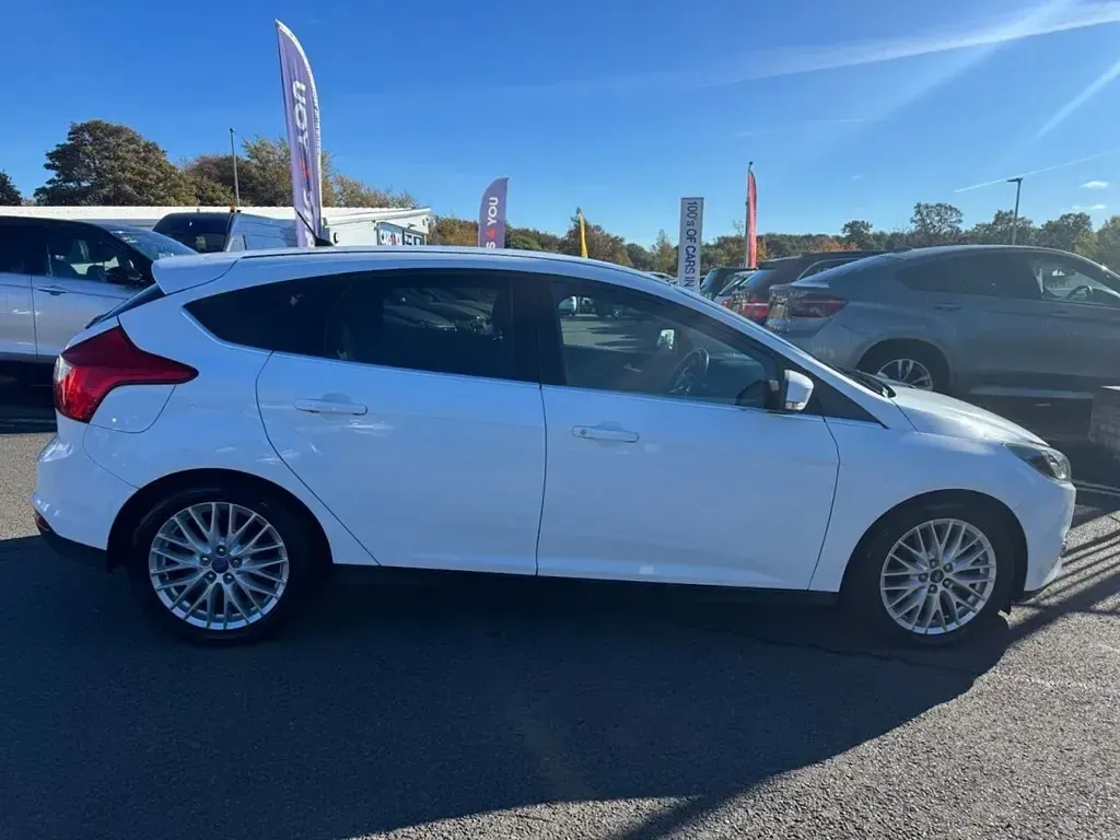 Usado Ford Focus Zetec 115 HP (84 kW) 2014 Branco Citadino