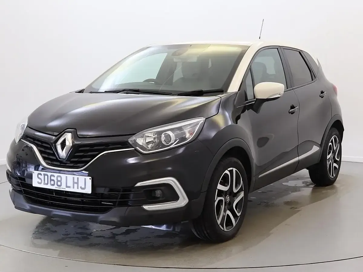 Used Renault Captur Iconic 90 HP (66 kW) 2018 Black/cream SUV