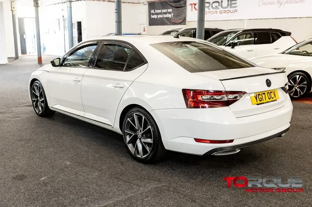 Used Skoda Superb SportLine 190 HP (139 kW) 2017 White Hatchback