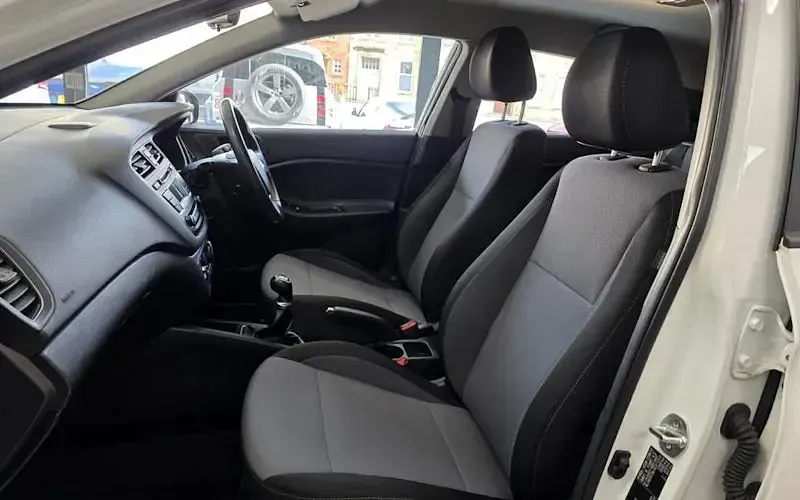 Used Hyundai i20 SE 84 HP (61 kW) 2017 White Hatchback