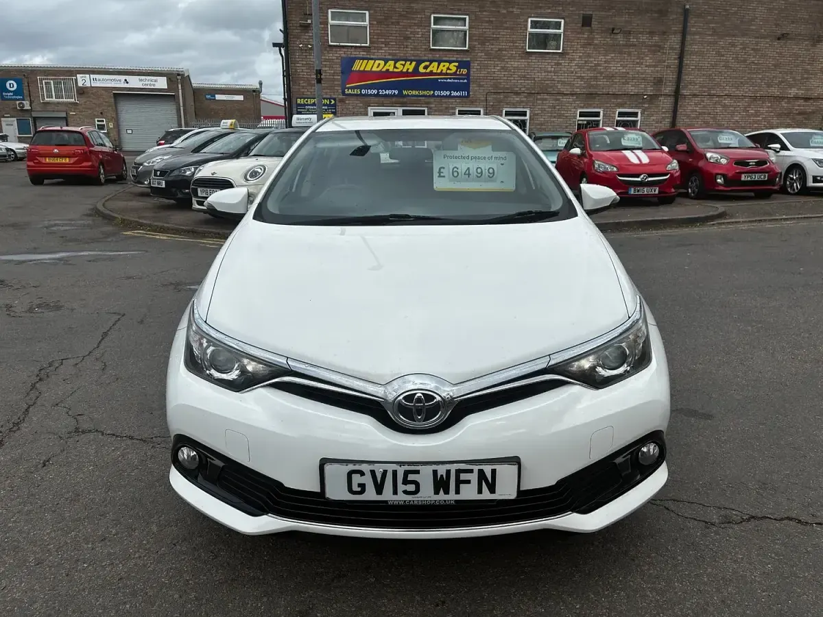 Usado Toyota Auris Business Edition 116 HP (85 kW) 2015 Branco Citadino