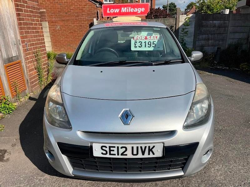 Usado Renault Clio IV Dynamique 75 HP (55 kW) 2012 Prateado Citadino