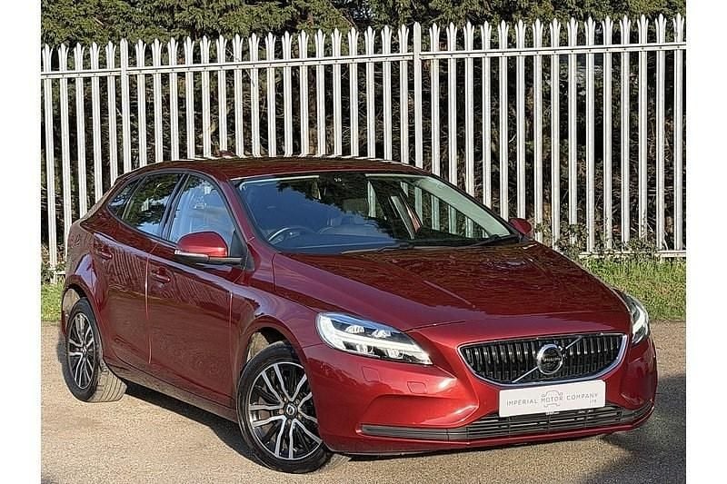 Used Volvo V40 Momentum 122 HP (89 kW) 2016 Red Hatchback
