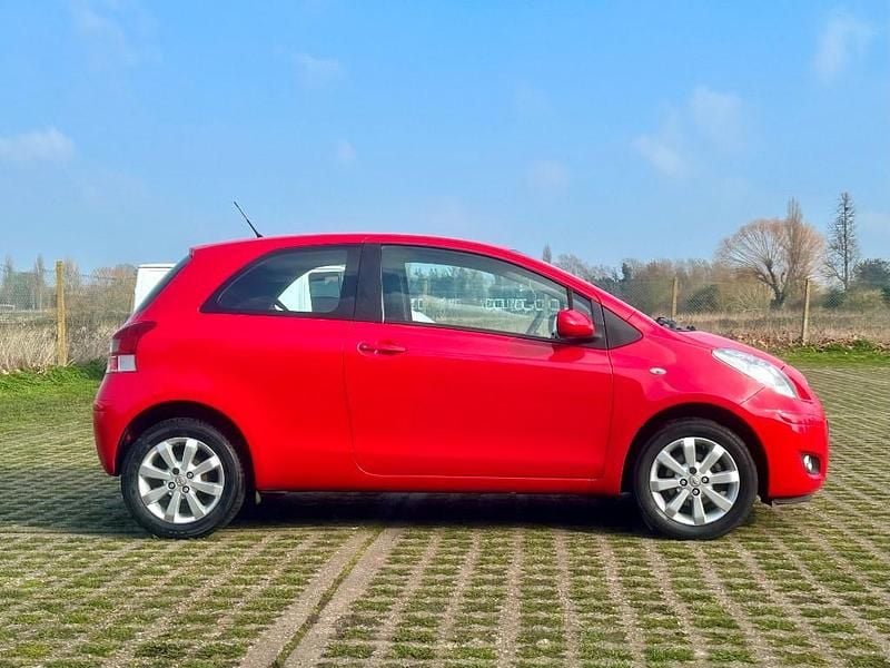 Used Toyota Yaris 68 HP (50 kW) 2011 Red Hatchback